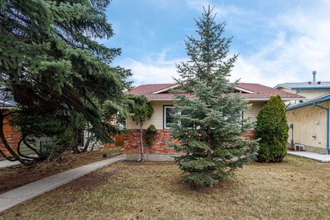 Photo of 107 Woodbine Boulevard SW, Calgary, AB T2W 3W8 (MLS # A2305084)