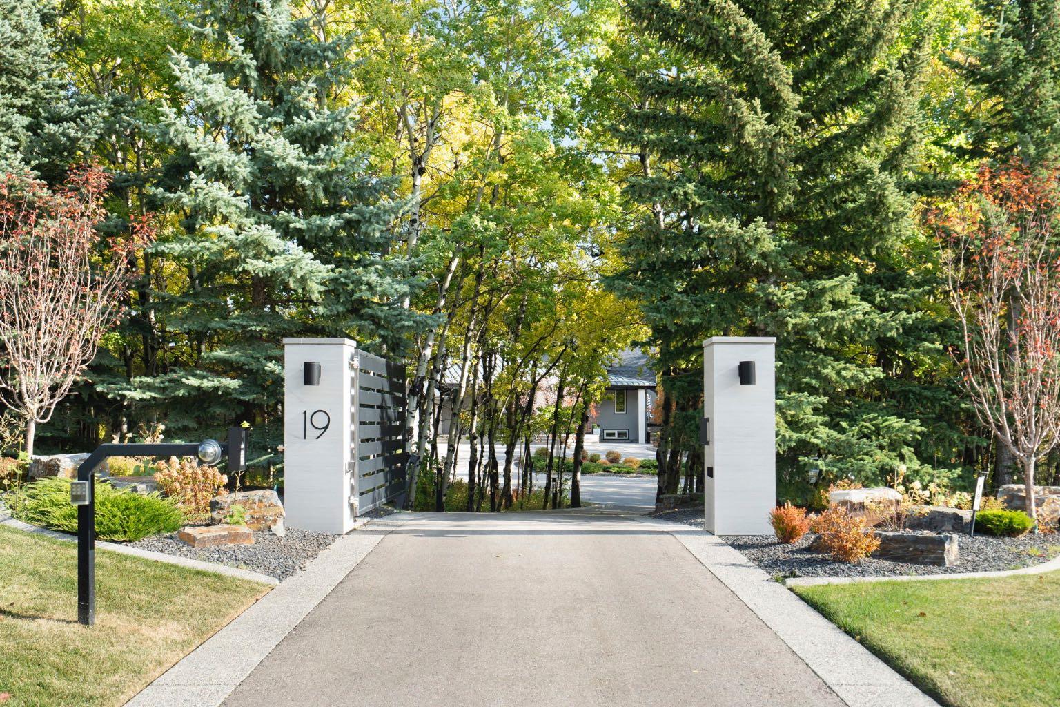 19 Bearspaw Ridge Crescent