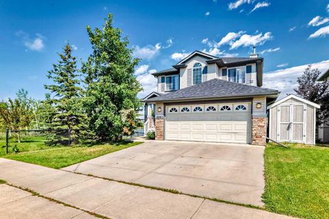 Photo of 325 West Lakeview Drive, Chestermere, AB T1X 1T2 (MLS # A2285458)