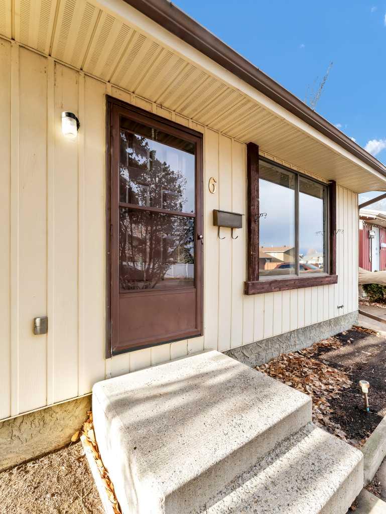 6 Simpson Crescent SE