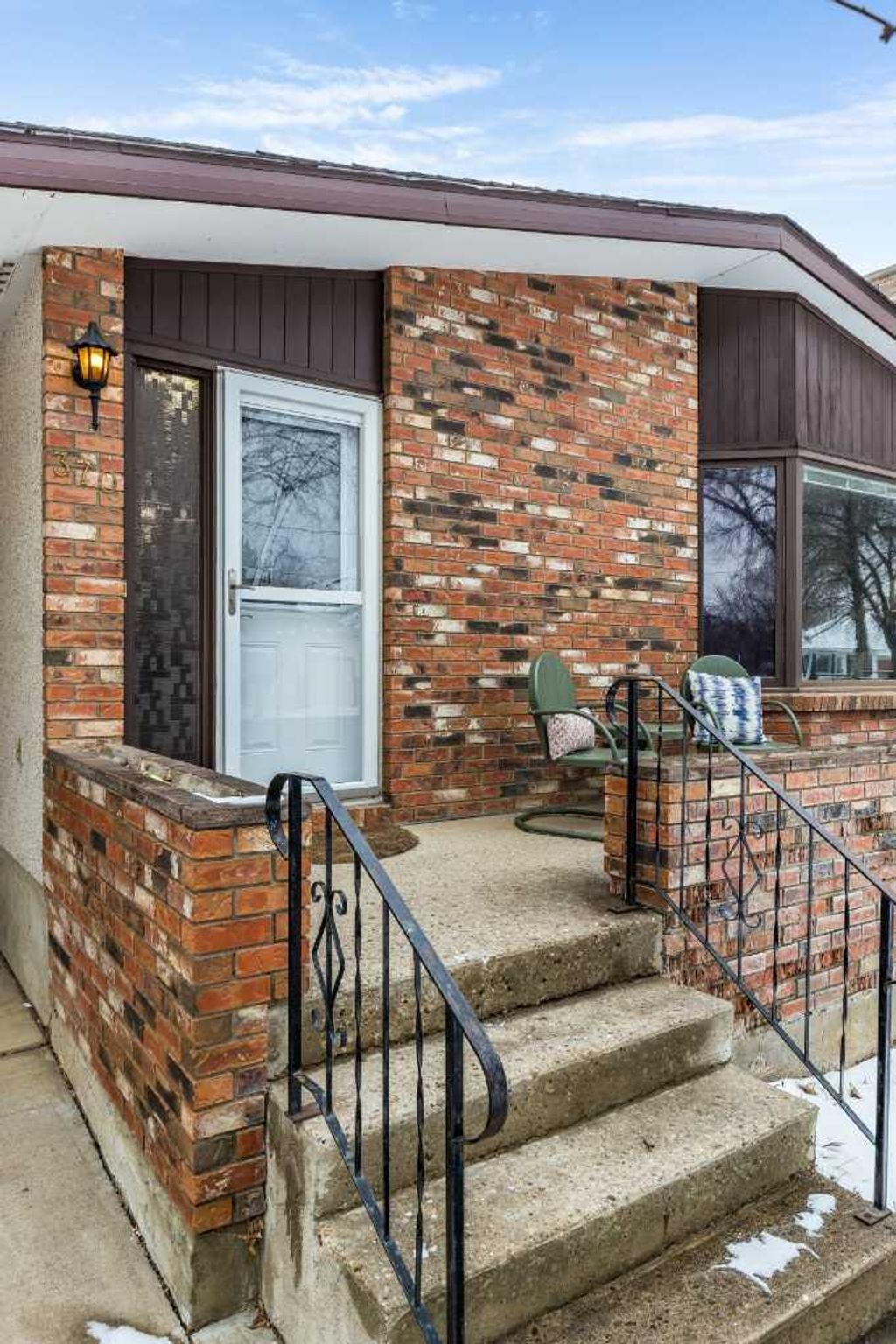 Photo of 370 1 Street NW, Medicine Hat, AB T1A 6H4 (MLS # A2293291)