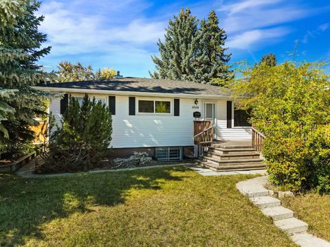 1048 39 Avenue NW Calgary AB T2K 0E1
