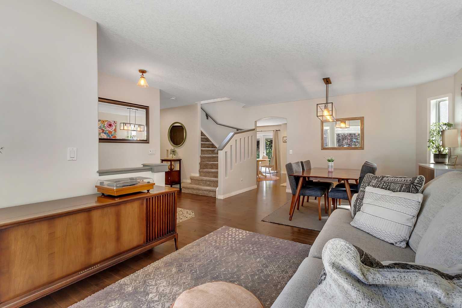 142 Mt Douglas Point SE