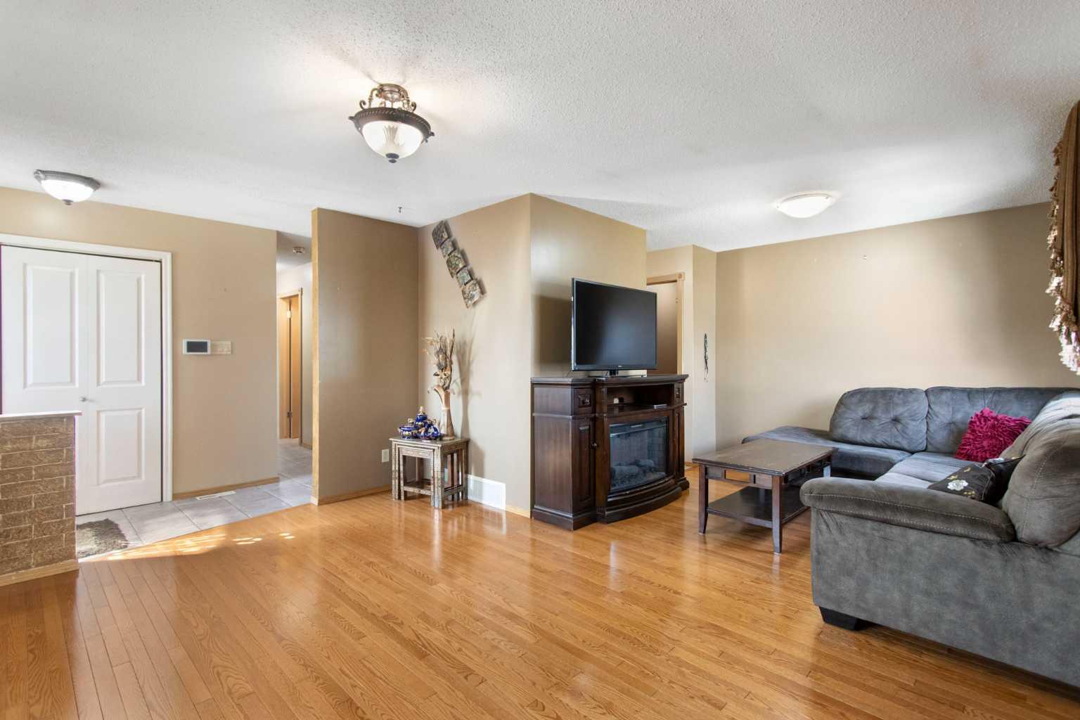 1108 Marcombe Crescent NE