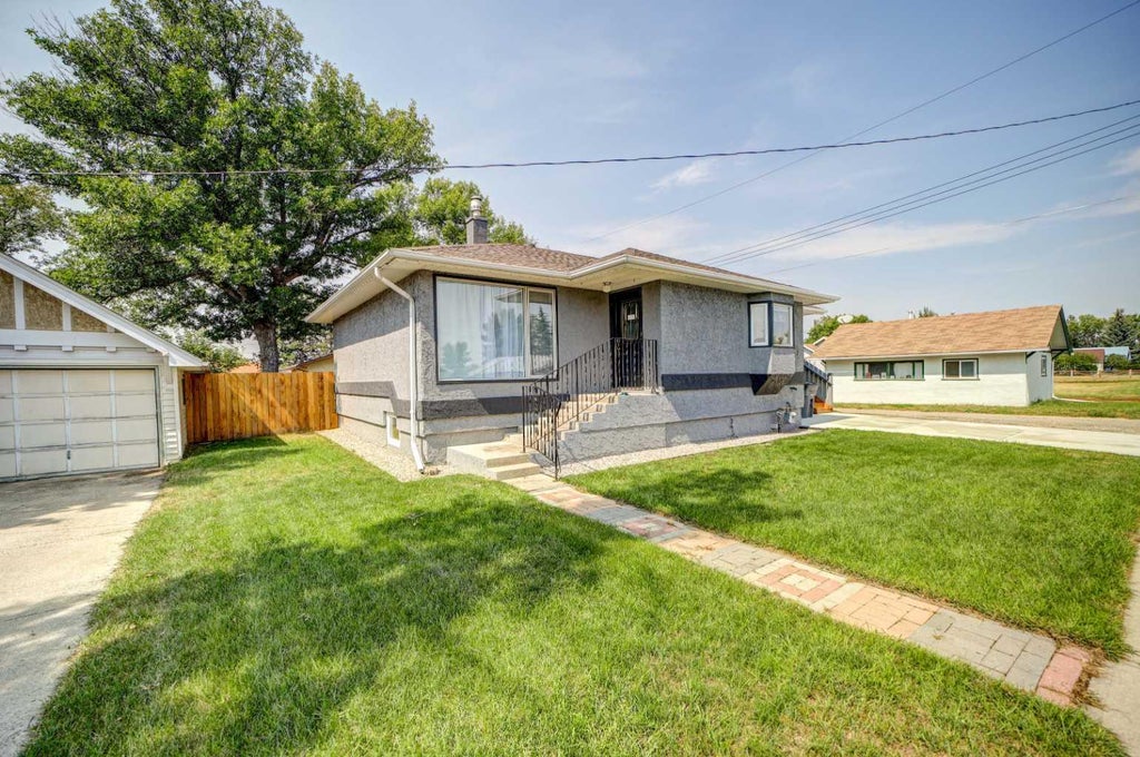 Photo of 5113 2 Street W, Claresholm, AB T0L 0T0 (MLS # A2338554)