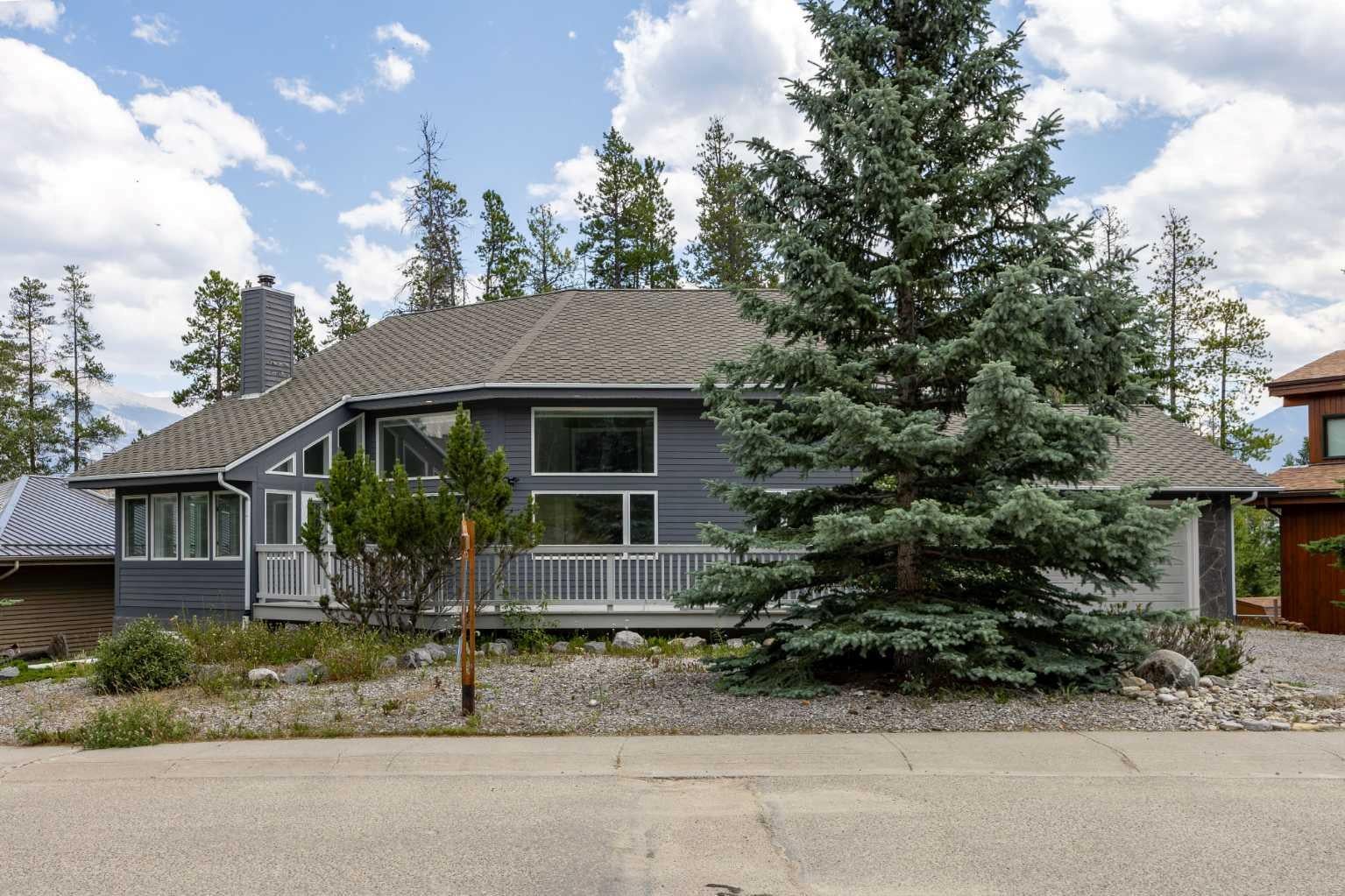 1064 Evergreen Circle