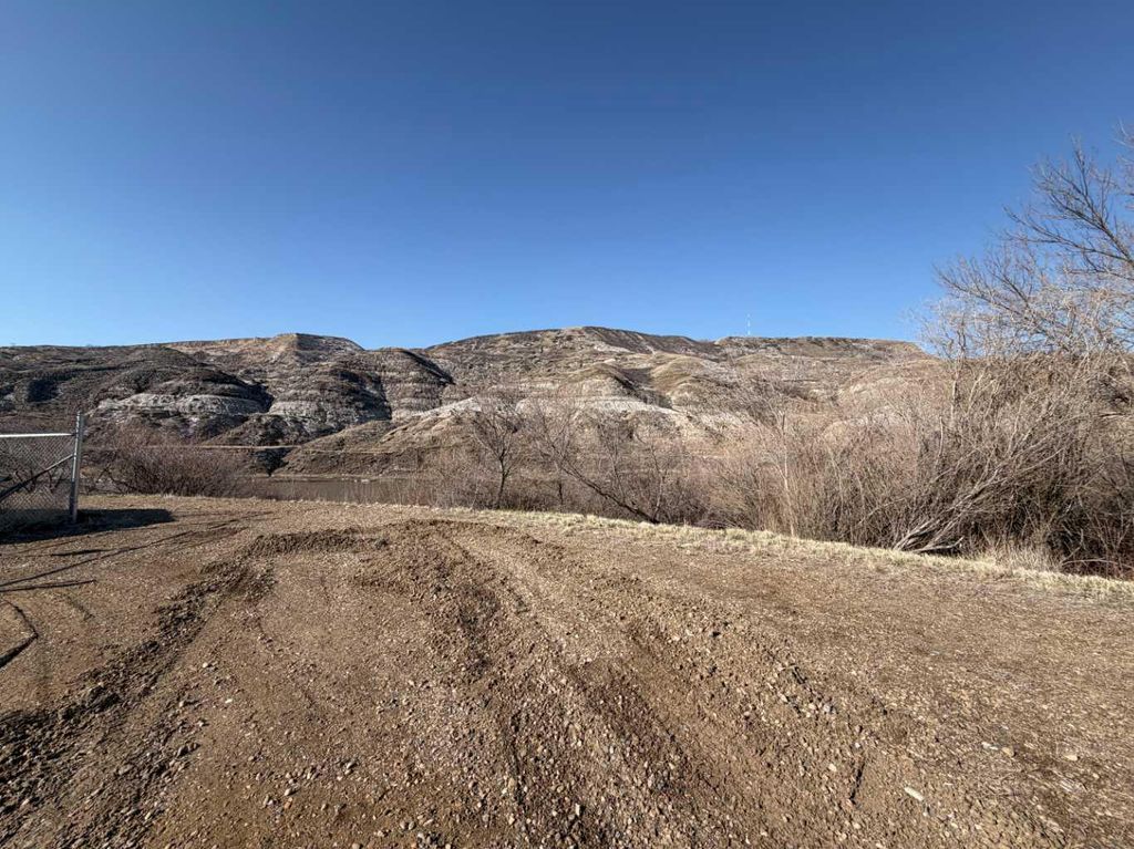 Photo of 424 River Drive, Drumheller, AB T0J 0Y0 (MLS # A2304329)