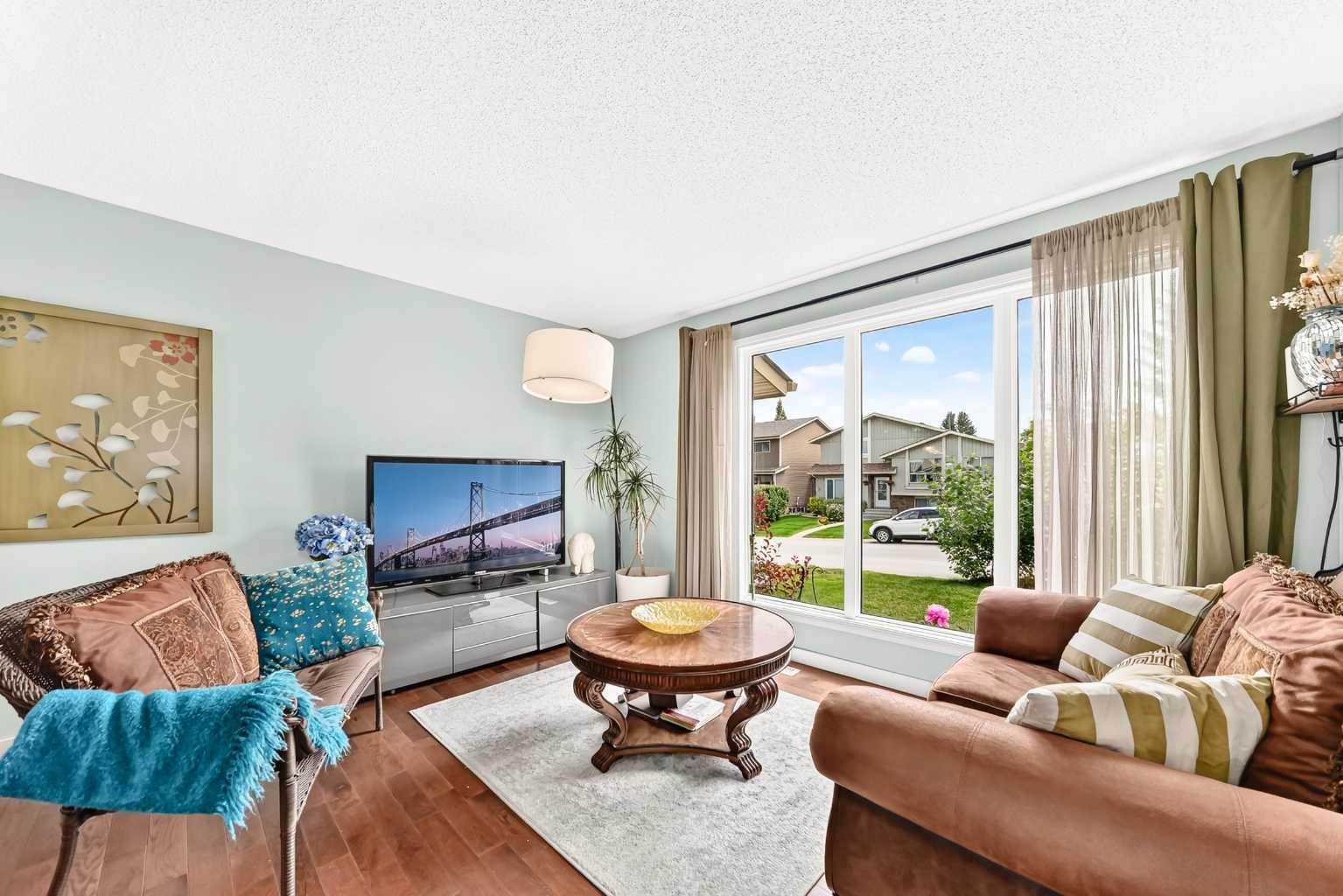 63 Strathcona Crescent SW