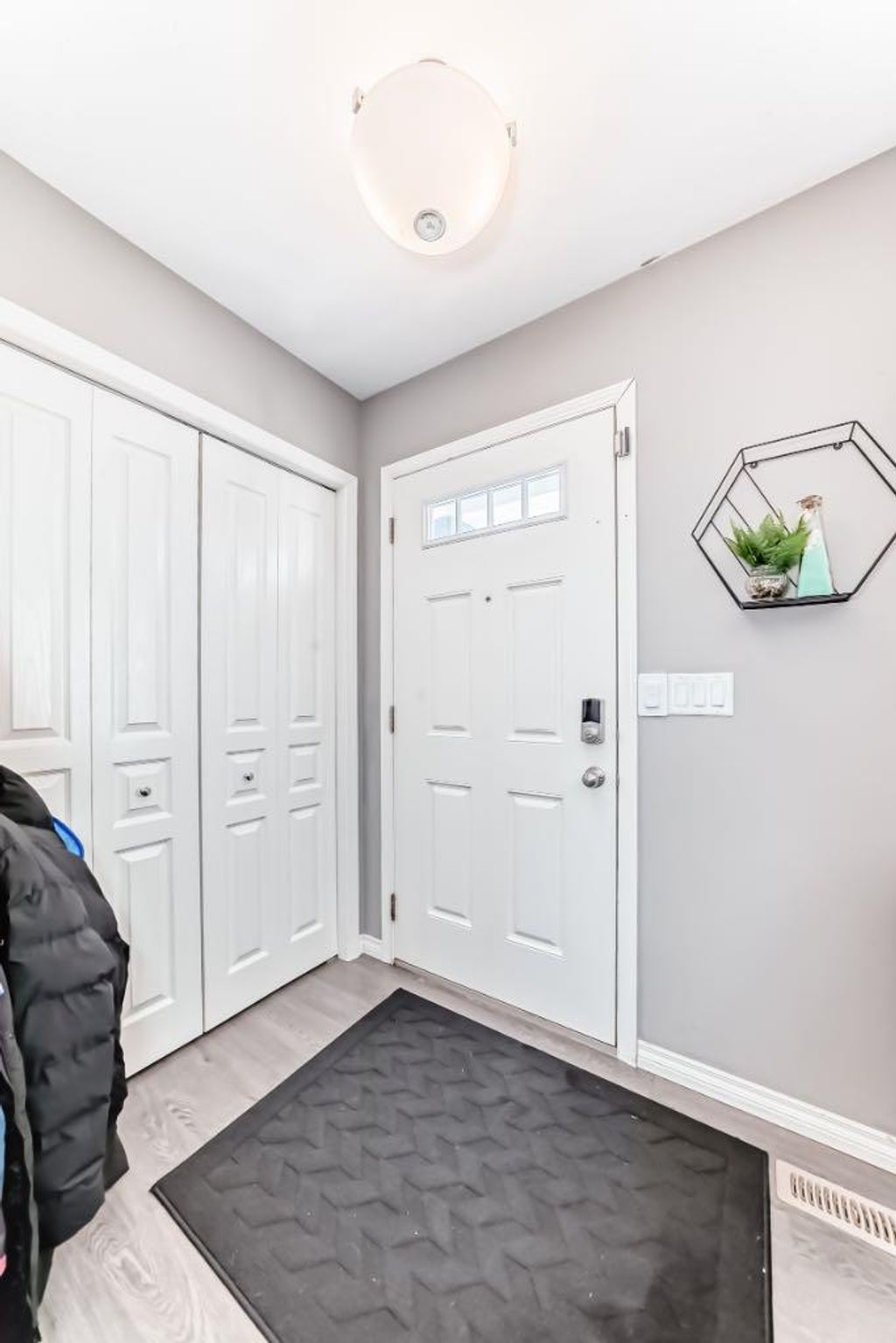 Photo of 44 Hawthorn Place, Sylvan Lake, AB T4S 0R8 (MLS # A2291198)