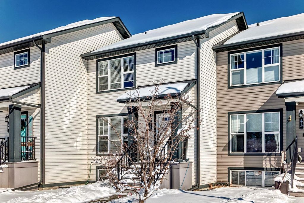 Photo of 44 Hawthorn Place, Sylvan Lake, AB T4S 0R8 (MLS # A2291198)