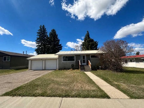 Photo of 4410 43 Street, Ponoka, AB T4J 1B8 (MLS # A2307417)