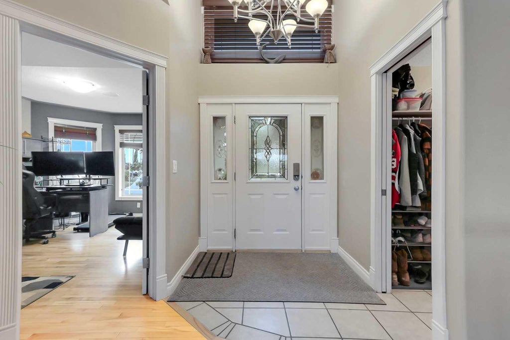 Photo of 27 Fern Glade Crescent, Sylvan Lake, AB T4S 1Z7 (MLS # A2317280)