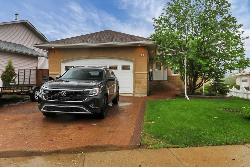Photo of 27 Fern Glade Crescent, Sylvan Lake, AB T4S 1Z7 (MLS # A2317280)