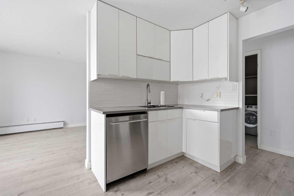 Photo of 523 15 Avenue SW #405, Calgary, AB T2R 0R3 (MLS # A2330490)
