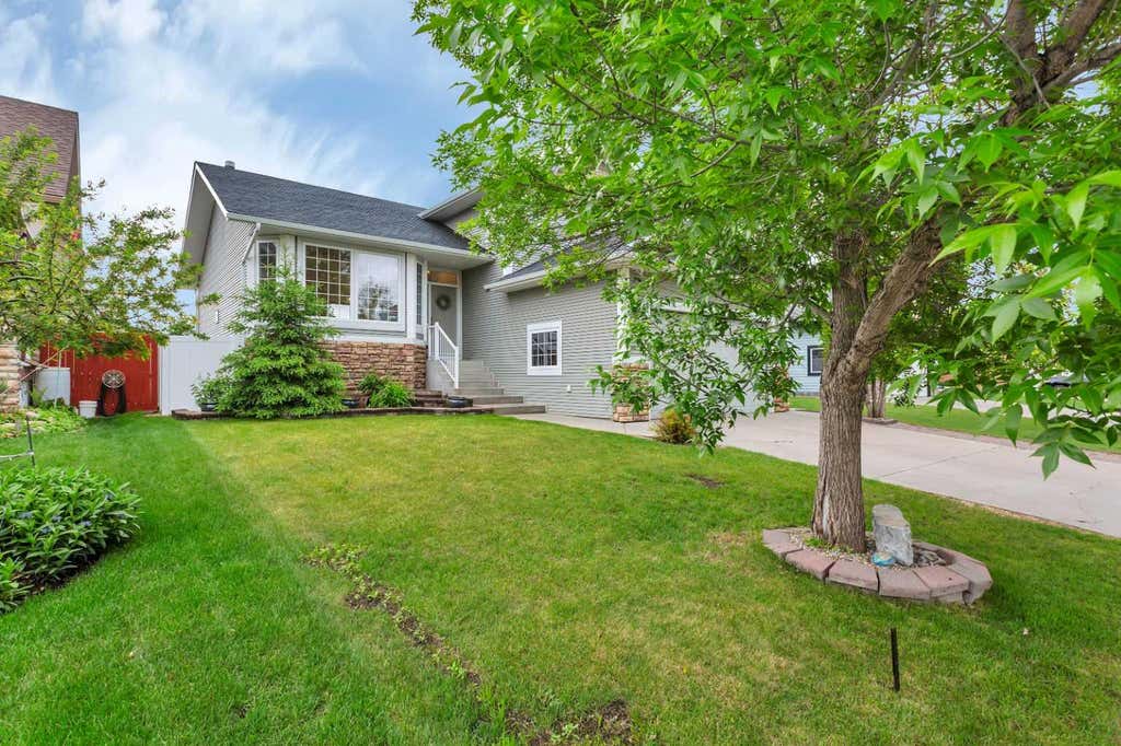 Photo of 33 Walker Boulevard, Red Deer, AB T4L 7E4 (MLS # A2320008)