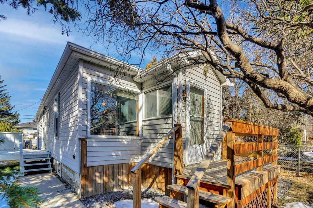 Photo of 231 11A Street NE, Calgary, AB T2E 4P1 (MLS # A2301064)