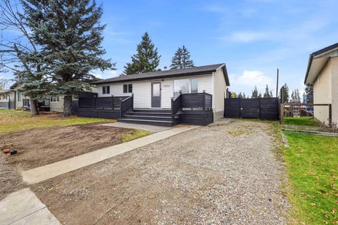 Photo of 5020 58 Street Close, Rocky Mountain House, AB T4T 1G4 (MLS # A2352466)