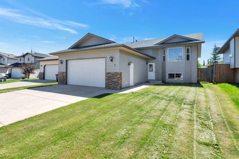 Photo of 7 Firdale Close, Sylvan Lake, AB T4S 2M1 (MLS # A2310848)
