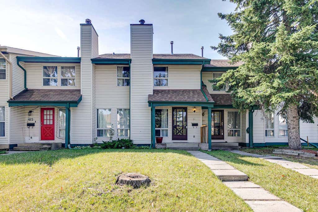 Photo of 33 Woodhill Court SW, Calgary, AB T2W 3P1 (MLS # A2338153)