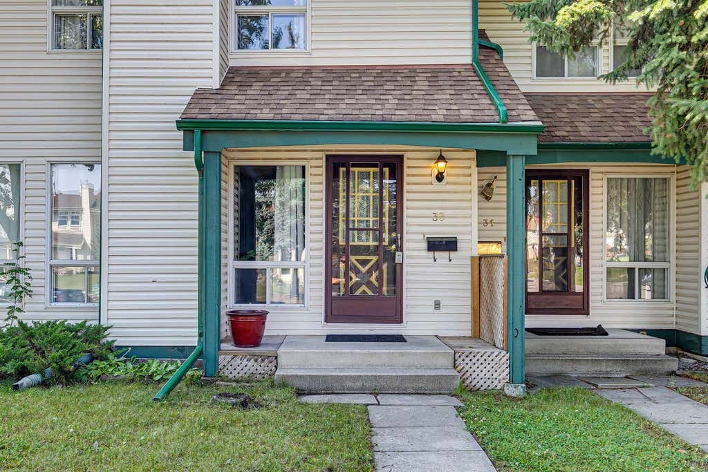 Photo of 33 Woodhill Court SW, Calgary, AB T2W 3P1 (MLS # A2338153)