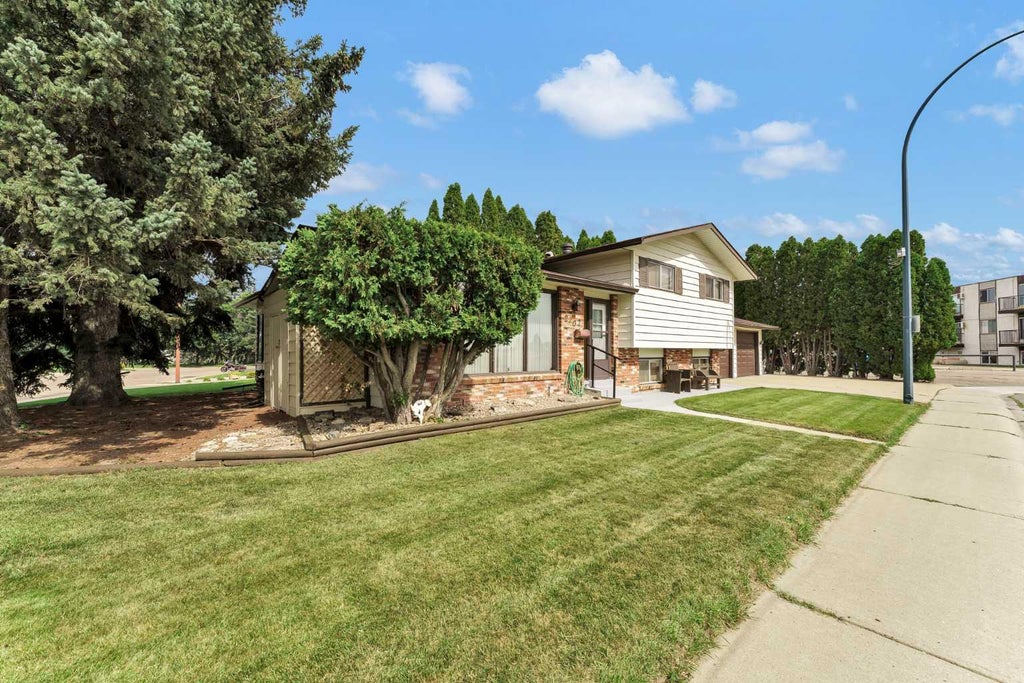 Photo of 2702 24 Street SE, Medicine Hat, AB T1B 1E7 (MLS # A2343268)