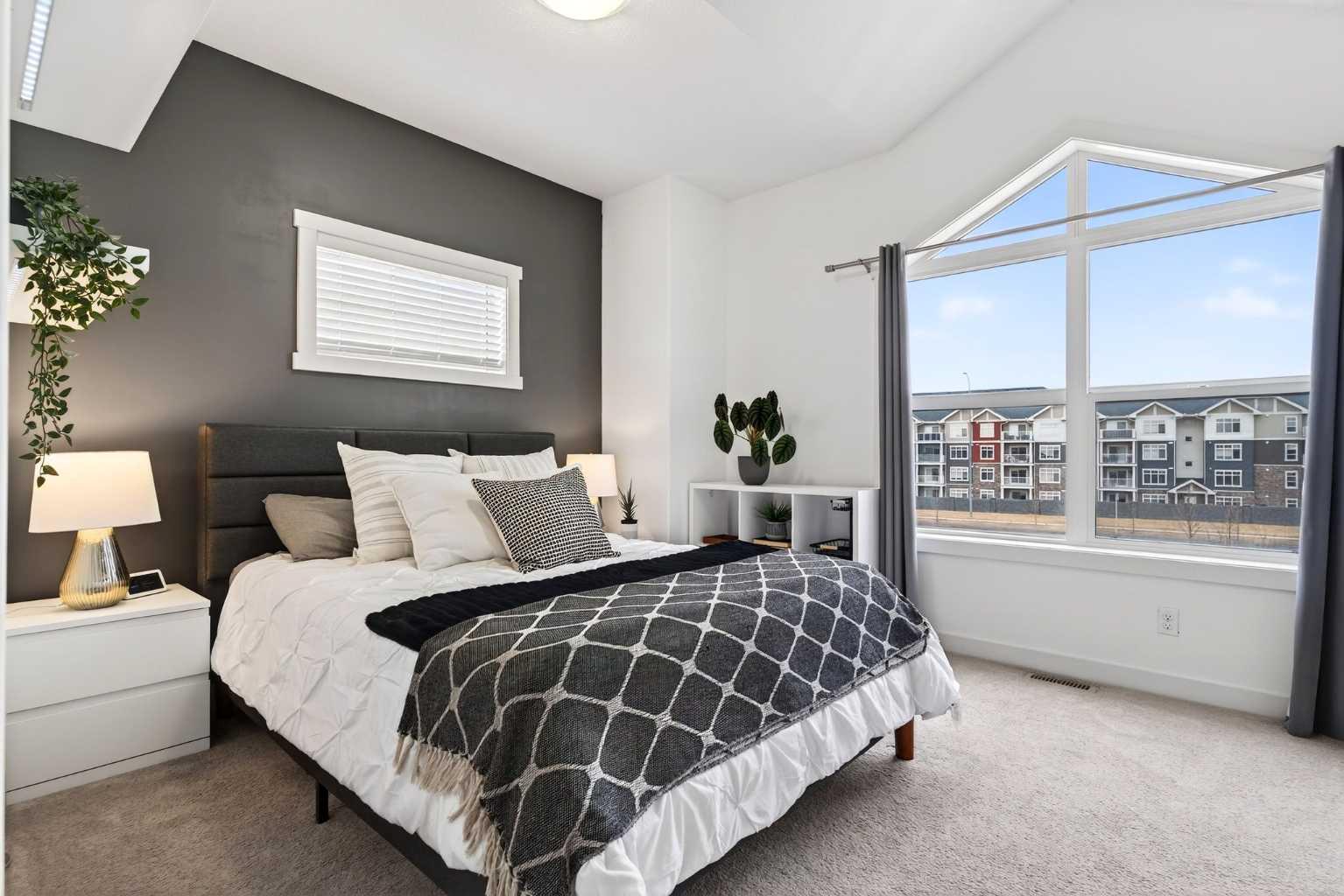 404 Redstone View NE