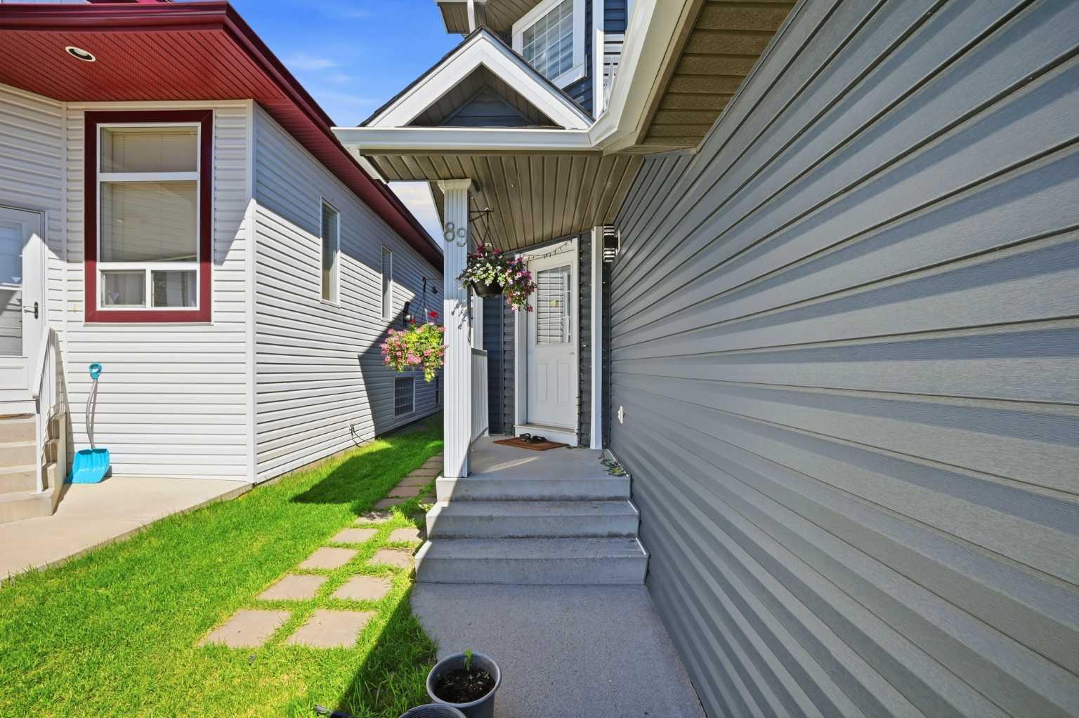 89 Saddlehorn Close NE