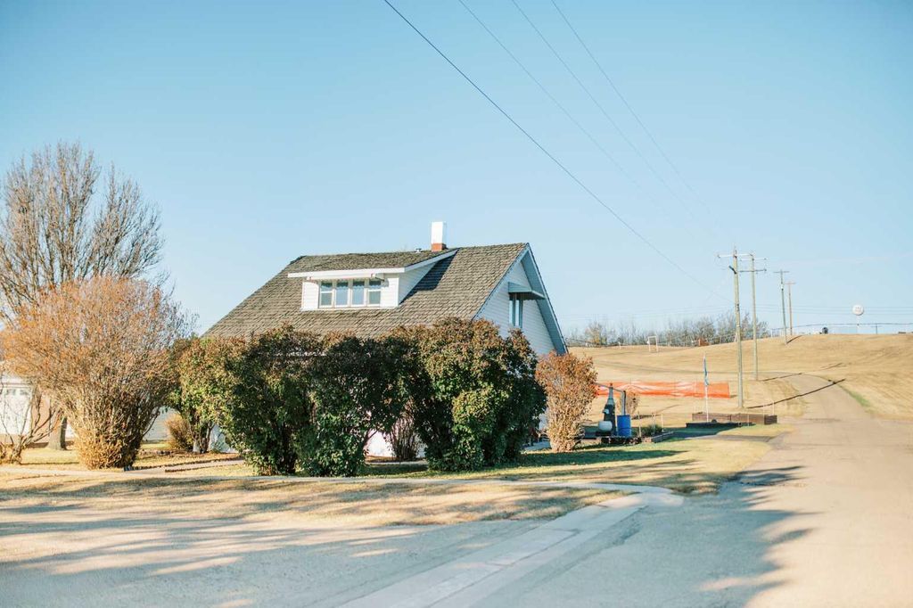 Photo of 221 4th Avenue S, Big Valley, AB T0J 0G0 (MLS # A2266174)