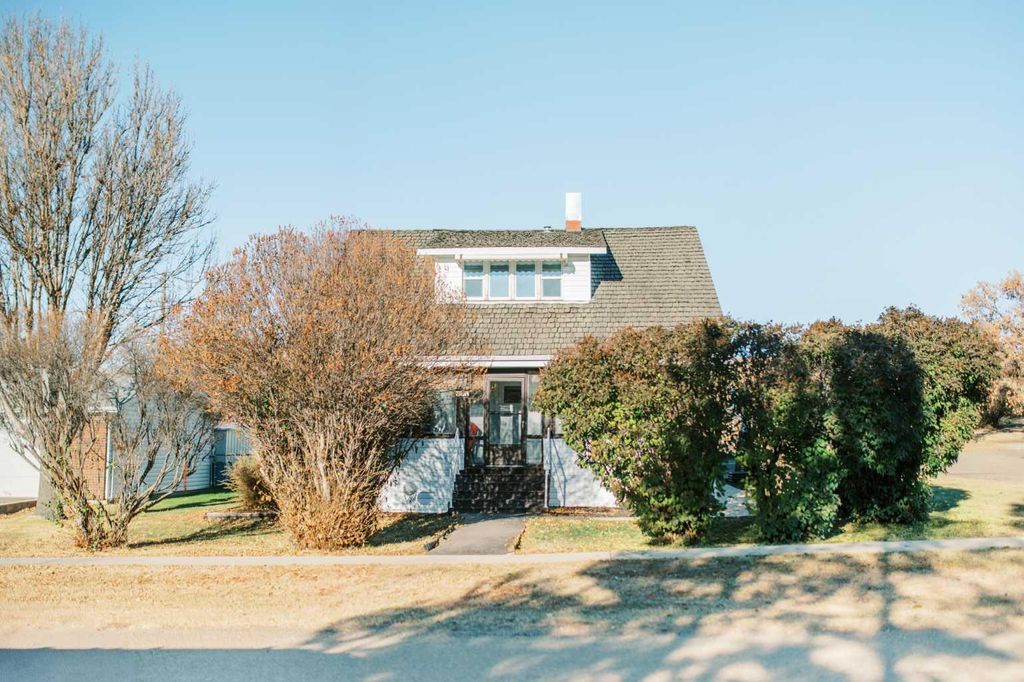 Photo of 221 4th Avenue S, Big Valley, AB T0J 0G0 (MLS # A2266174)