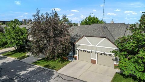 72 Coach Side Terrace SW Calgary AB T3H 2T3
