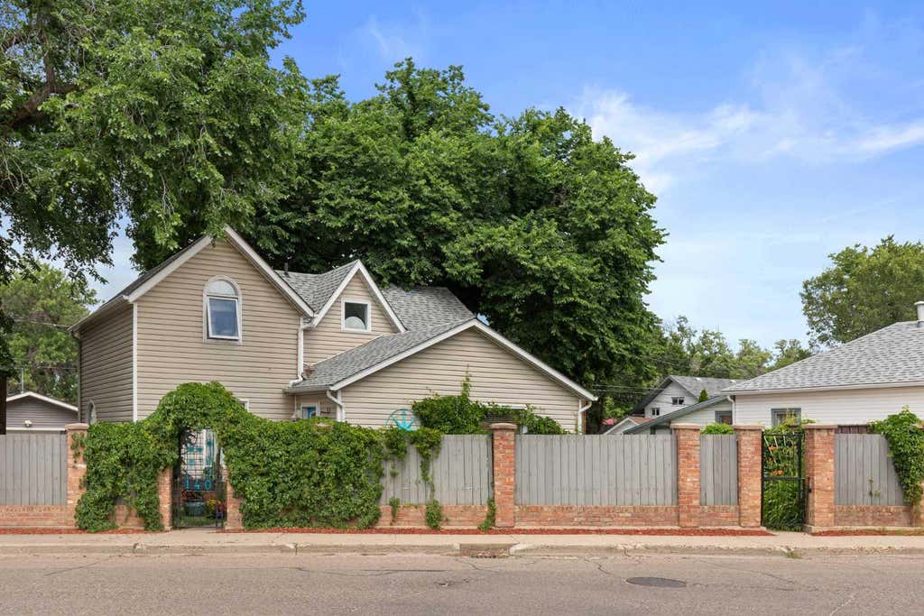 Photo of 140 6 Street SE, Medicine Hat, AB T1A 1G8 (MLS # A2327559)