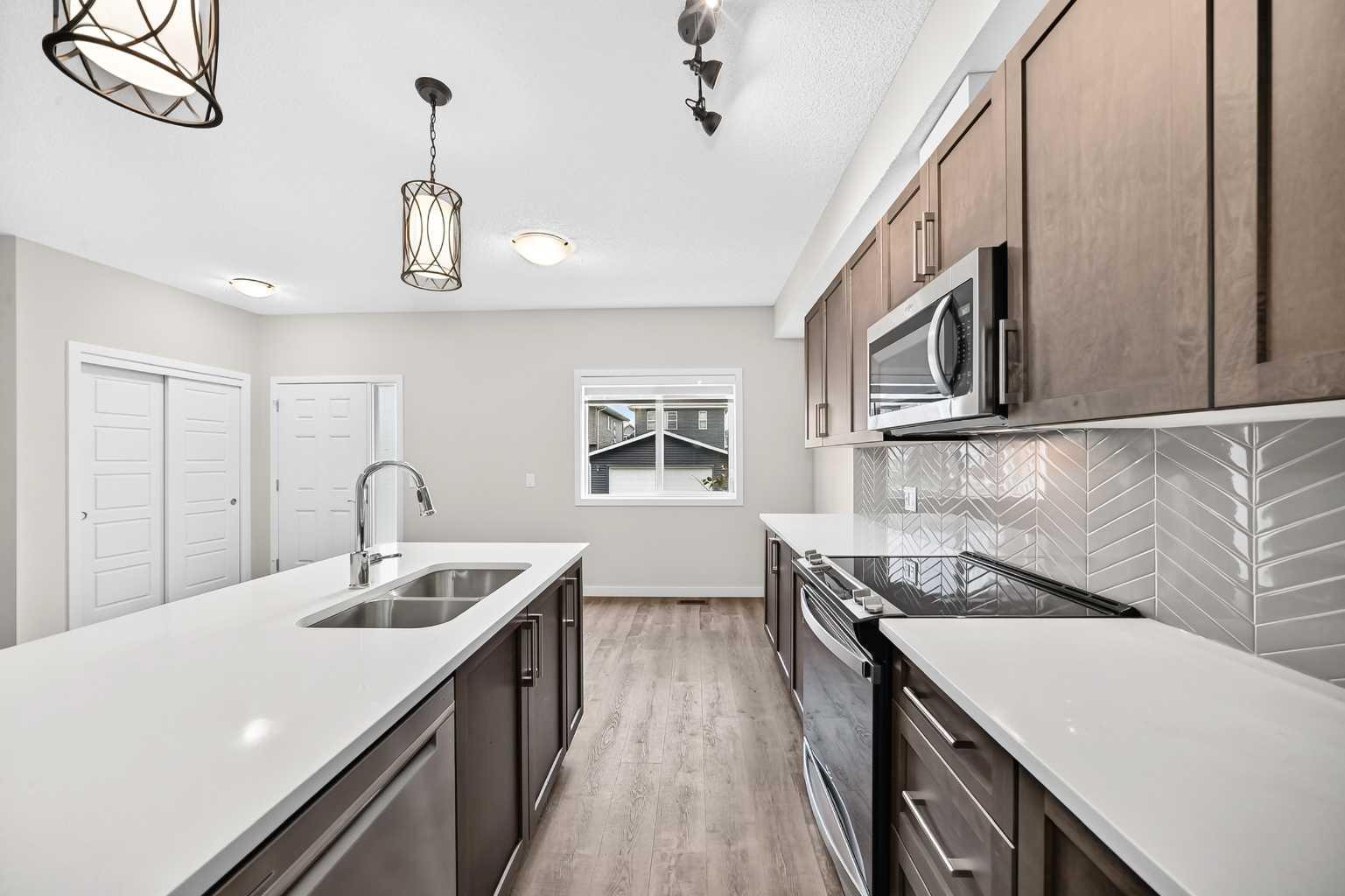 32 Red Embers Parade NE 716