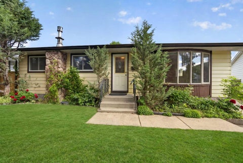 Photo of 135 Huntcroft Way NE, Calgary, AB T2K 4E4 (MLS # A2329692)