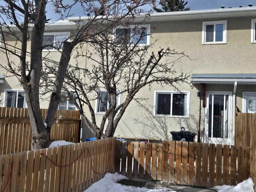 Photo of 441 Switzer Drive #29, Hinton, AB T7V 1Z7 (MLS # A2289634)