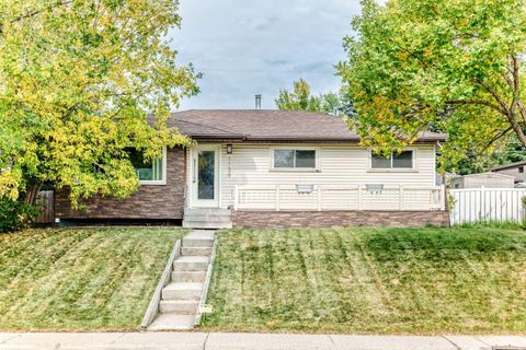 4139 Bowlen Street NW Calgary AB T2L 1P8