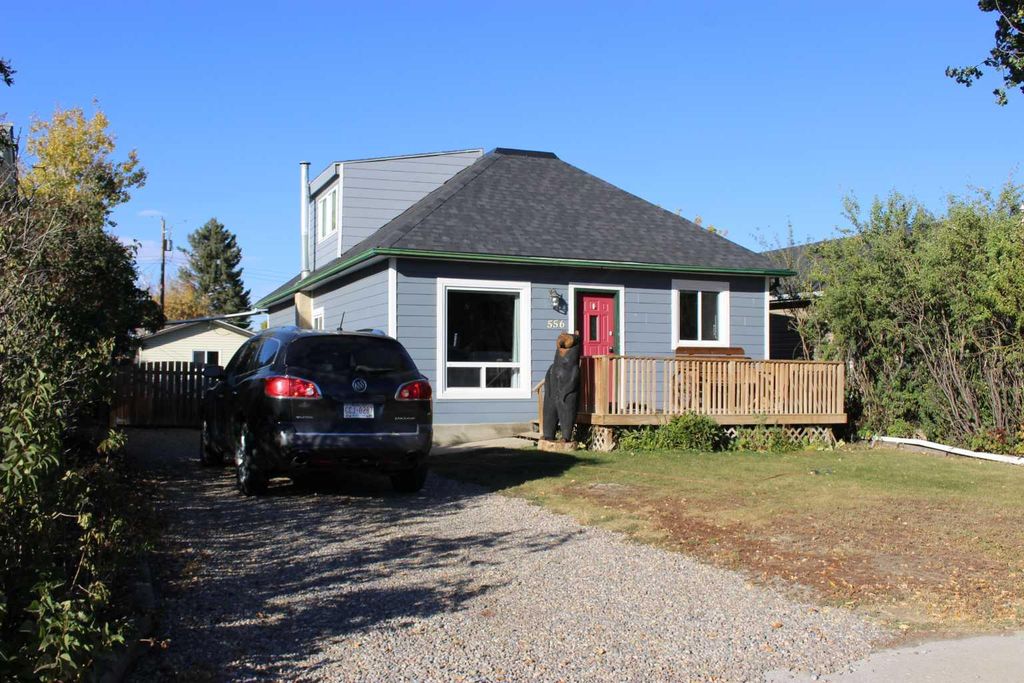 Photo of 556 Rogers Avenue, Picture Butte, AB T0K 1V0 (MLS # A2305842)