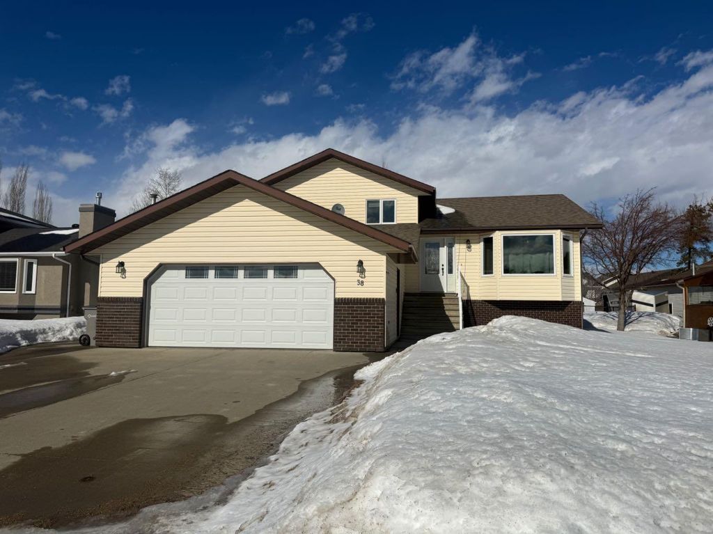 Photo of 38 Park Drive, Whitecourt, AB T7S 1S4 (MLS # A2294312)