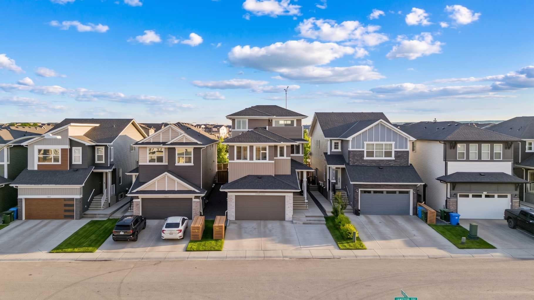 116 Ambleside Crescent NW