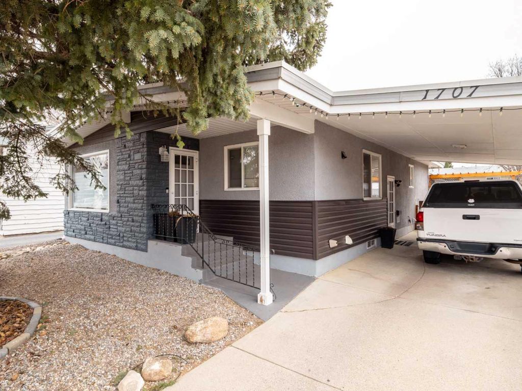 Photo of 1707 Lakemount Boulevard S, Lethbridge, AB T1K 3K5 (MLS # A2296210)