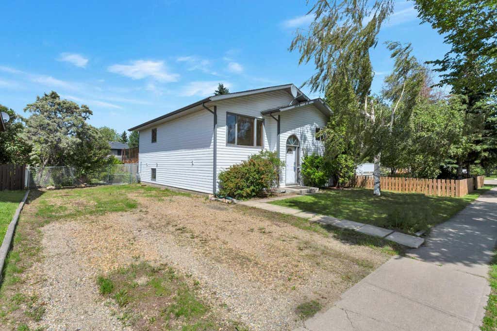 Photo of 4622 52 Avenue, Bentley, AB T0C 0J0 (MLS # A2326641)