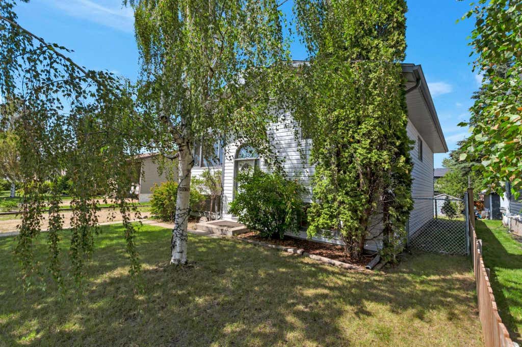 Photo of 4622 52 Avenue, Bentley, AB T0C 0J0 (MLS # A2326641)