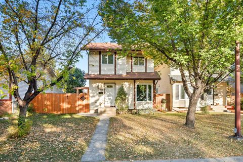 47 Shawglen Place SW Calgary AB T2Y 1X9