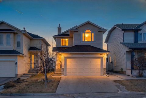 232 San Fernando Place NE Calgary AB T1Y 7J2