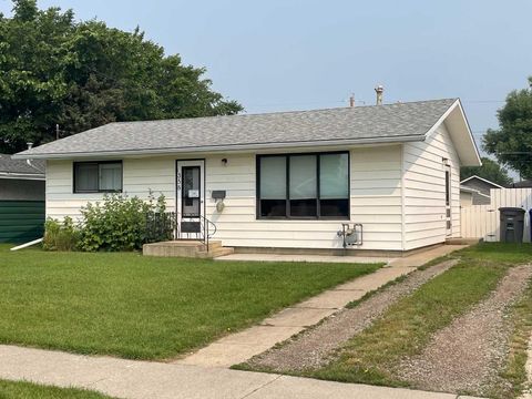 Photo of 358 48 Avenue W, Claresholm, AB T0L 0T0 (MLS # A2325273)