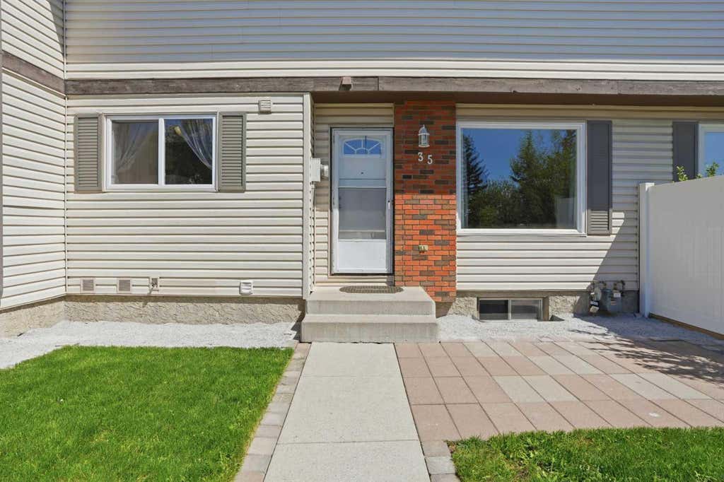 Photo of 740 Bracewood Drive SW #35, Calgary, AB T2W 3N3 (MLS # A2318616)