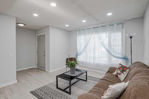 72 Strathcona Crescent Calgary AB T3H 1L1