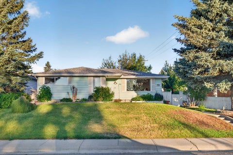 Photo of 7035 Huntercrest Road NW, Calgary, AB T2K 4J9 (MLS # A2338998)