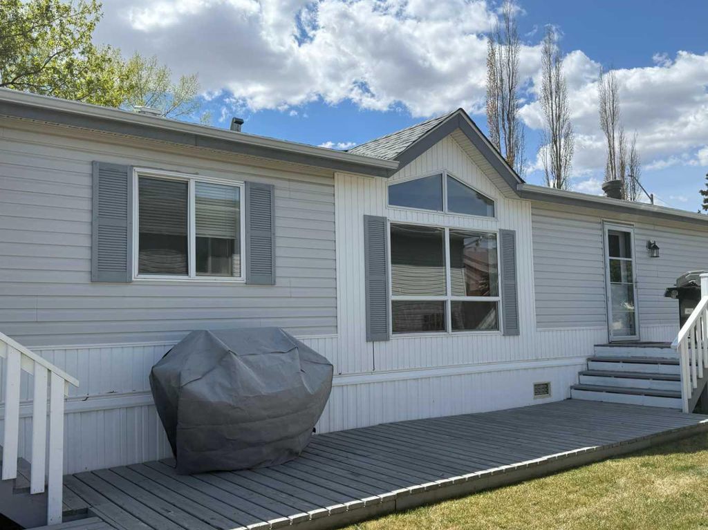 Photo of 4621 46 Street, Sylvan Lake, AB T4S 1N9 (MLS # A2314080)