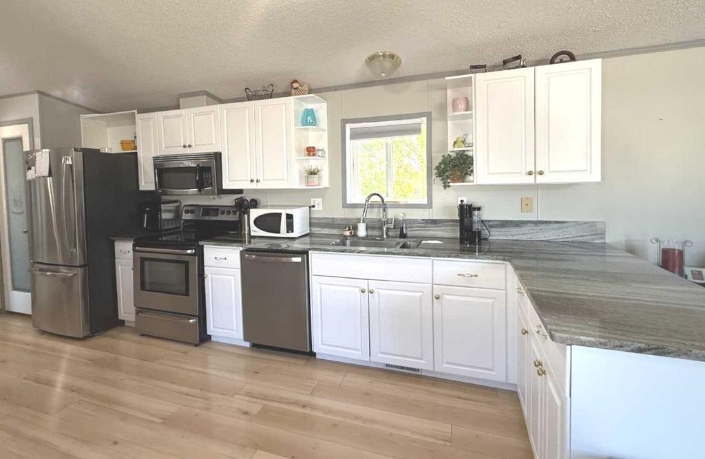Photo of 4621 46 Street, Sylvan Lake, AB T4S 1N9 (MLS # A2314080)