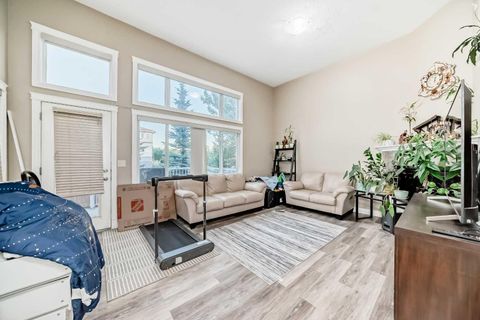 14 DOVER Mews SE Calgary AB T2B 0B6